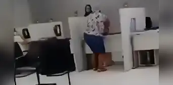 Mujer de Brasil enfurece y destroza varias computadoras de empresa de electricidad por falta de luz en su casa Mujer de Brasil enfurece y destroza varias computadoras de empresa de electricidad por falta de luz en su casa
