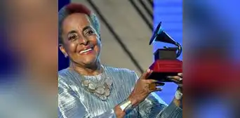 Susana Baca le dedicó el Grammy a la generación Z. "No debemos quitarle la libertad de protesta"