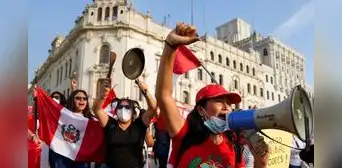 Congreso insiste en criminalizar protestas: proponen hasta 10 años de cárcel a quienes se cubran el rostro en marcha Congreso insiste en criminalizar protestas: proponen hasta 10 años de cárcel a quienes se cubran el rostro en marcha