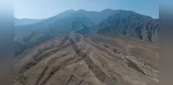 Arqueólogos resolvieron el enigma de unos 5.200 agujeros misteriosos alineados en lo alto de los Andes de Perú
