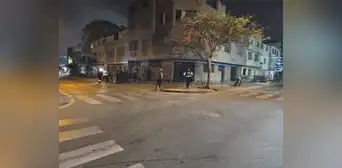 Dos vehículos chocan en la avenida Tahuantisuyo en SJL y uno de ellos atropella a mujer que caminaba por la vereda