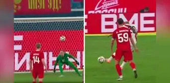 Álex Valera marcó un golazo desde fuera del área: sacó un 'misil' para el 1-1 de la selección peruana ante Rusia Álex Valera marcó un golazo desde fuera del área: sacó un 'misil' para el 1-1 de la selección peruana ante Rusia