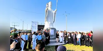 Develan monumental estatua del papa León XIV en Chiclayo: ceremonia congregó a miles de fieles Develan monumental estatua del papa León XIV en Chiclayo: ceremonia congregó a miles de fieles