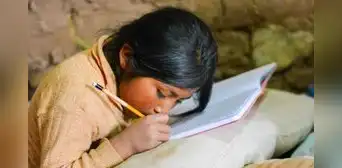 Ocho millones de peruanos no acabaron el colegio: abandono estatal y brechas de género agravan la crisis educativa Ocho millones de peruanos no acabaron el colegio: abandono estatal y brechas de género agravan la crisis educativa
