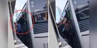 Usuarios captan a pasajeros del Metropolitano entrando por las ventanas del bus: "¿Y la ATU permite eso?" Usuarios captan a pasajeros del Metropolitano entrando por las ventanas del bus: "¿Y la ATU permite eso?"