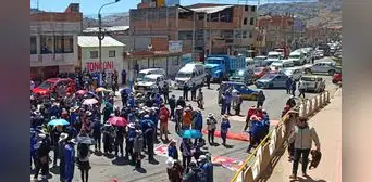 Puno: profesores bloquean el transporte en paro de 24 horas contra el gobierno de José Jerí