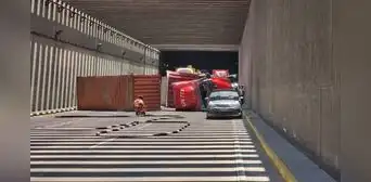 Tráiler se vuelca dentro del túnel de la avenida Néstor Gambetta y deja un herido: tránsito restringido en la zona