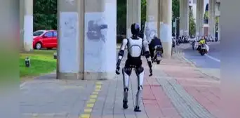 Un robot humanoide chino bate un récord mundial tras caminar durante tres días