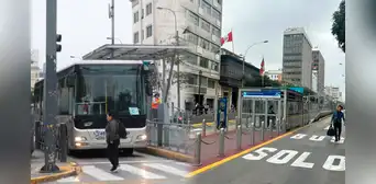 Reaperturan estaciones del Metropolitano en el centro de Lima tras presencia de manifestantes Reaperturan estaciones del Metropolitano en el centro de Lima tras presencia de manifestantes