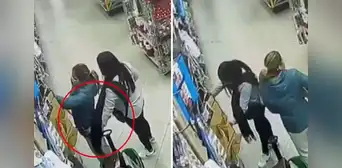 Asalto dentro del mall de San Juan de Lurigancho: cámaras registran como mujer arrebata celular a clienta Asalto dentro del mall de San Juan de Lurigancho: cámaras registran como mujer arrebata celular a clienta