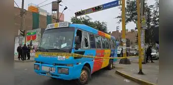 Atacan a balazos cúster en avenida Pacasmayo: chofer se lanzó del vehículo para resguardarse