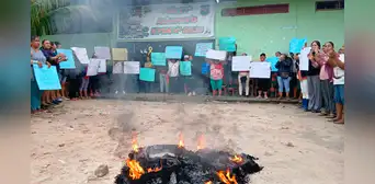 Padres se encadenan en colegio por infraestructura colapsada e inundada en Iquitos: menores no asistirán a clases Padres se encadenan en colegio por infraestructura colapsada e inundada en Iquitos: menores no asistirán a clases