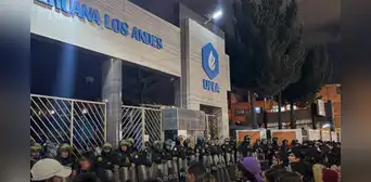Estudiantes de la Universidad Peruana Los Andes toman campus de Huancayo y logran anulación del alza de pensiones tras exigencias Estudiantes de la Universidad Peruana Los Andes toman campus de Huancayo y logran anulación del alza de pensiones tras exigencias