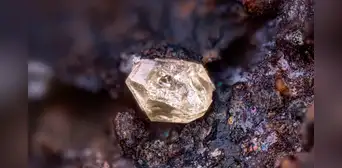 Científicos abrieron una roca lunar y se encontraron con una reliquia más antigua que la misma Luna