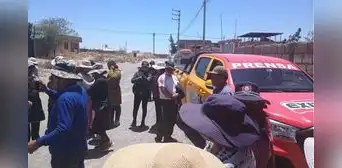 Arequipa: dos sujetos agreden y roban pertenencias a periodista de Exitosa durante transmisión en vivo por una posesión de terreno Arequipa: dos sujetos agreden y roban pertenencias a periodista de Exitosa durante transmisión en vivo por una posesión de terreno