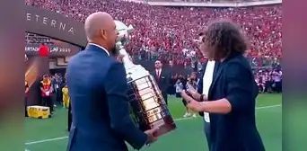 Carles Puyol y su inesperada reacción al negarse a levantar la Copa Libertadores en el Estadio Monumental