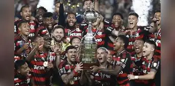 Flamengo se coronó tetracampeón de la Copa Libertadores luego de derrotar al Palmeiras en el estadio Monumental Flamengo se coronó tetracampeón de la Copa Libertadores luego de derrotar al Palmeiras en el estadio Monumental