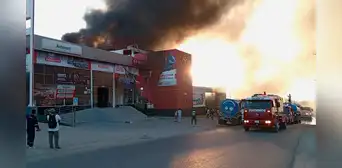 Incendio consume tienda de autos Autonort en Piura tras presunto atentado Incendio consume tienda de autos Autonort en Piura tras presunto atentado