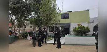 Detienen a comisario y 4 suboficiales en El Agustino por integrar presunta red de cobros para evitar patrullajes Detienen a comisario y 4 suboficiales en El Agustino por integrar presunta red de cobros para evitar patrullajes