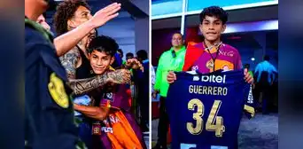 Paolo Guerrero sorprende emotivamente a 'Pol Deportes' y le regala su camiseta tras el Alianza Lima vs Sporting Cristal Paolo Guerrero sorprende emotivamente a 'Pol Deportes' y le regala su camiseta tras el Alianza Lima vs Sporting Cristal