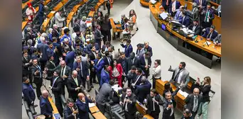 Diputados en Brasil aprueban proyecto de ley para reducir pena de Bolsonaro, expresidente condenado por golpismo