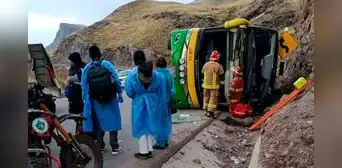 Trágico accidente de tránsito deja al menos 5 fallecidos y más de 20 heridos en carretera Espinar en Cusco Trágico accidente de tránsito deja al menos 5 fallecidos y más de 20 heridos en carretera Espinar en Cusco