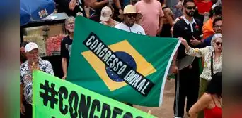 Miles de personas salen a protestar en Brasil contra la rebaja de condena a Jair Bolsonaro Miles de personas salen a protestar en Brasil contra la rebaja de condena a Jair Bolsonaro