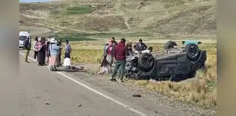 Puno: siete personas resultan heridas tras despiste y vuelco de vehículo Puno: siete personas resultan heridas tras despiste y vuelco de vehículo