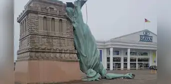 Réplica de la Estatua de la Libertad colapsa en el sur de Brasil tras ráfagas extremas de fuerte viento Réplica de la Estatua de la Libertad colapsa en el sur de Brasil tras ráfagas extremas de fuerte viento