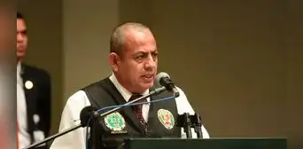 Ascienden a coronel Víctor Revoredo a grado de general PNP y a otros 28 oficiales Ascienden a coronel Víctor Revoredo a grado de general PNP y a otros 28 oficiales