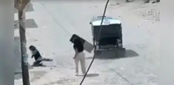 Ladrón quiso robar un celular y terminó cayendo de su mototaxi en pleno asalto en Trujillo Ladrón quiso robar un celular y terminó cayendo de su mototaxi en pleno asalto en Trujillo