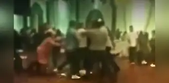 Padres y madres de familia terminan peleando en fiesta de promoción escolar y menores intentan separarlos en Huaraz Padres y madres de familia terminan peleando en fiesta de promoción escolar y menores intentan separarlos en Huaraz