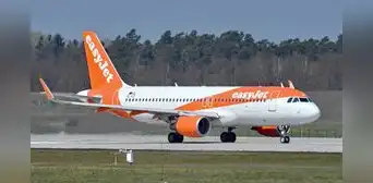 Familia es acusada por embarcar a su abuela fallecida en vuelo de España a Londres: "Está bien, solo está cansada" Familia es acusada por embarcar a su abuela fallecida en vuelo de España a Londres: "Está bien, solo está cansada"