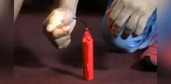 Presunto extorsionador de 17 años se lesiona la mano tras detonar explosivo en negocio de Ica Presunto extorsionador de 17 años se lesiona la mano tras detonar explosivo en negocio de Ica