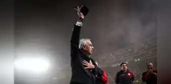 Jorge Fossati advierte incumplimiento de pago por parte de Universitario: "Hay deudas que no terminan de arreglarse" Jorge Fossati advierte incumplimiento de pago por parte de Universitario: "Hay deudas que no terminan de arreglarse"
