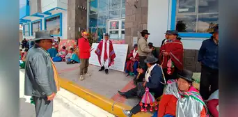 Aymaras de Pisacoma toman local municipal tras negativa de alcalde a rendir cuentas