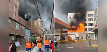 Gigantesco incendio código 4 en almacén a metros de un grifo movilizó más de 30 unidades de bomberos en el Rímac Gigantesco incendio código 4 en almacén a metros de un grifo movilizó más de 30 unidades de bomberos en el Rímac