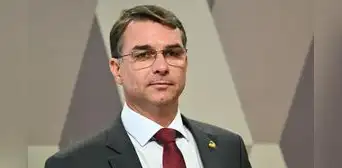 Jair Bolsonaro confirma a su hijo Flávio como candidato presidencial para Brasil en las elecciones de 2026