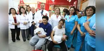 Gemelas siamesas unidas por la columna fueron separadas exitosamente tras complicada cirugía: "Milagro de Navidad"