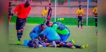 Jugador muere tras desplomarse en pleno partido de la segunda división de Burundi: se habría tragado una moneda Jugador muere tras desplomarse en pleno partido de la segunda división de Burundi: se habría tragado una moneda