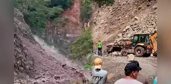 Carretera Oxapampa–Pozuzo permanece bloqueada por huaicos tras días de intensas lluvias en Pasco