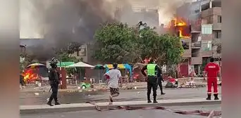 Voraz incendio consume taller de pirotécnicos en Santa Anita y pone en riesgo a varias viviendas Voraz incendio consume taller de pirotécnicos en Santa Anita y pone en riesgo a varias viviendas
