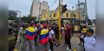 Venezolanos se congregan en su embajada en Perú tras anuncio de captura de Nicolás Maduro Venezolanos se congregan en su embajada en Perú tras anuncio de captura de Nicolás Maduro