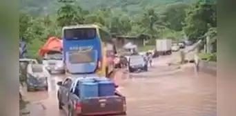 Huaico bloquea carretera Marginal y cientos de vehículos quedan varados en Junín Huaico bloquea carretera Marginal y cientos de vehículos quedan varados en Junín