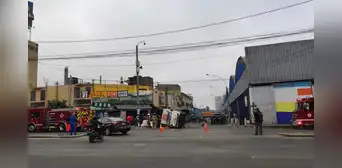 Volcadura de camión provoca intenso congestionamiento vehicular en la avenida Argentina, en el Callao Volcadura de camión provoca intenso congestionamiento vehicular en la avenida Argentina, en el Callao