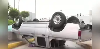 Camioneta del Congreso se vuelca en carril exclusivo del Metropolitano en la Vía Expresa en hora punta Camioneta del Congreso se vuelca en carril exclusivo del Metropolitano en la Vía Expresa en hora punta