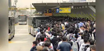 Golpes de calor y riesgos de salud en colas preferenciales del Metropolitano: la otra cara del caos en el transporte público Golpes de calor y riesgos de salud en colas preferenciales del Metropolitano: la otra cara del caos en el transporte público