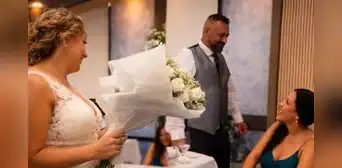 Novia sorprende al regalar su bouquet a la nueva pareja del padre de su hijo en su propia boda: “Por cuidar bien a mi niño” Novia sorprende al regalar su bouquet a la nueva pareja del padre de su hijo en su propia boda: “Por cuidar bien a mi niño”
