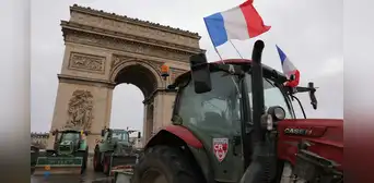 Agricultores irrumpen en París dentro de tractores en protesta contra posible acuerdo entre la UE y el Mercosur Agricultores irrumpen en París dentro de tractores en protesta contra posible acuerdo entre la UE y el Mercosur