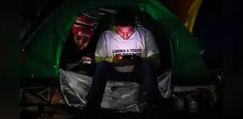 Familiares de presos políticos en Venezuela acampan fuera de las prisiones a la espera de próximas excarcelaciones